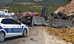 Mersin'de otobüs ile kavun yüklü kamyon çarpıştı: 3 ölü, 7 yaralı