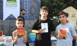 Mevlid-i Nebi dolayısıyla Hazreti Muhammed’in hayatını anlatan kitaplar ücretsiz dağıtıldı