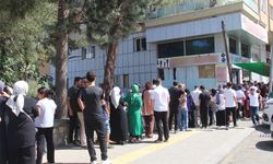 Okul kıyafeti satan mağazaların önünde uzun kuyruklar oluştu: Veliler duruma tepkili!