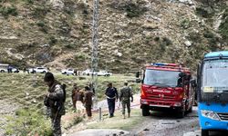 Pakistan'da araç uçuruma yuvarlandı: 12 ölü