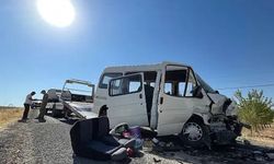 Şanlıurfa’da minibüs ile otomobil çarpıştı: 10 yaralı