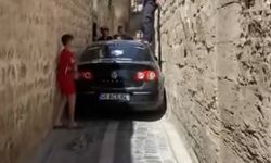 Şanlıurfa’da sürücü navigasyonun yönlendirdiği sokakta aracıyla sıkıştı