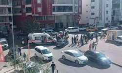 Siirt’te hastane önünde trafik kazası: Otomobilin çarptığı motosikletli yaralandı