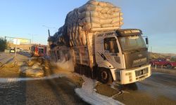 Siirt’te saman yüklü kamyonda yangın