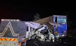 Tarsus'ta tarım işçilerini taşıyan minibüs tıra çarptı: 3 ölü, 16 yaralı