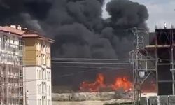 TOKİ şantiyesi alanında çıkan yangın evlere sıçradı