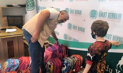 Umut Kervanı'ndan Adana'da İhtiyaç sahibi öğrencilere kırtasiye desteği