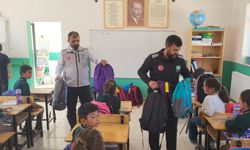 Umut Kervanı’ndan Van’da onlarca öğrenciye kırtasiye desteği