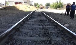 Yük treninin çarptığı yaya ağır yaralandı