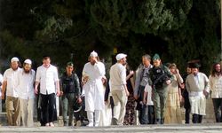 Yüzlerce siyonist yerleşimci, işgal kuvvetlerinin yoğun koruması altında Mescid-İ Aksa’yı bastı