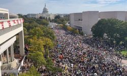 ABD'de milyonlarca kişi Trump'a karşı "Krallara Hayır" protestosuna katıldı