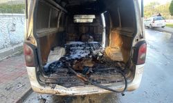 Batman'da park halindeki ticari araç yandı