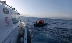 Çeşme açıklarında motor arızası yaşayan bottaki 26 göçmen kurtarıldı