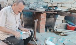 Darende'nin son kalaycısı mesleğini evinde sürdürüyor
