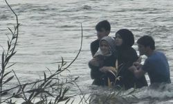 Elazığ’da Murat Nehri’nde mahsur kalan aileyi vatandaş kurtardı