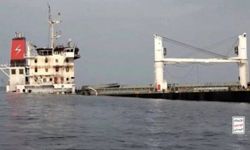 Ensarullah Hareketi Aden Körfezi’nde işgalcilere yük taşıyan gemiyi vurdu