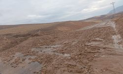  Eruh’ta heyelan sonrası kapanan yollar, ekiplerin çalışmasıyla açıldı
