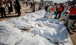 Gazze’de El-Kâtibe Meydanı’ndan 60’tan fazla şehidin cenazesi çıkarıldı