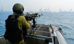 İşgalciler iki balıkçı teknesini havaya uçurdu ve 3 balıkçıyı alıkoydu