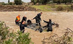 İzmir'de selde kaybolan kişiyi arama çalışmaları sürüyor