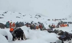 Kar fırtınası nedeniyle Everest'te mahsur kalan 1000'den fazla kişi kurtarıldı