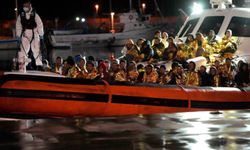 Kayalıklara çarpan göçmen botu battı: 2 ölü, 10 yaralı