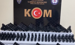Konya’da polisin durdurduğu araçtan 100 ruhsatsız tabanca çıktı