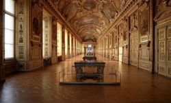 Louvre Müzesi'nde mücevher hırsızlığıyla ilgili iki şüpheli yakalandı