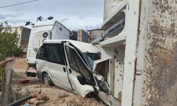 Mardin’de yük boşaltma sırasında kontrolden çıkan kamyon minibüse çarptı