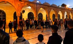 Şanlıurfa'da gençler sabah namazında buluştu