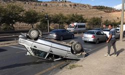 Şanlıurfa’da kontrolden çıkan otomobil takla atarak ters döndü: Sürücü yaralandı