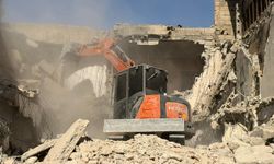 Siirt'te tehlike oluşturan metruk bina kontrollü şekilde yıkıldı