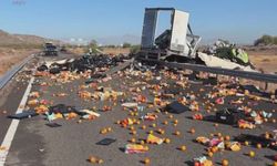 Tarsus-Pozantı Otoyolunda narenciye yüklü kamyon devrildi