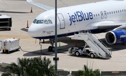 Uçakta ani irtifa kaybı sonrası yolcular hastaneye kaldırıldı