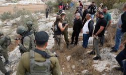 Yahudi çeteler Filistinlilere saldırmaya ve mülklerini ateşe vermeye devam ediyor