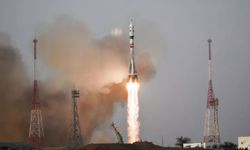 Bir Amerikalı ve iki Rus'u taşıyan uzay aracı yörüngeye girdi