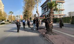 Direksiyon hâkimiyetini kaybeden sürücü yol kenarındaki bariyerlere çarptı