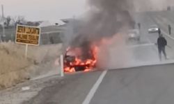 Diyarbakır'da alev alan araç korkuttu