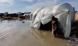 Gazze Şeridi’nde yüzlerce çadır yağmur sularıyla doldu