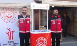 Kitap fuarında kurulan stantlarda halka bilgilendirici broşürler dağıtılıyor