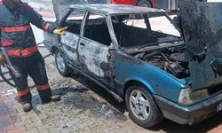 Park halindeki otomobil alev aldı
