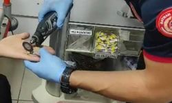 Parmağa sıkışan yüzük itfaiye ekiplerince çıkarıldı