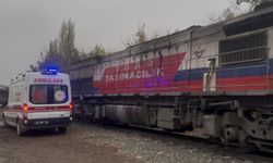 Rayların üzerine düşen yaşlı adam trenin altında kalarak yaralandı