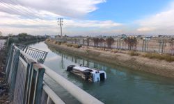 Seyhan’da otomobil sulama kanalına uçtu