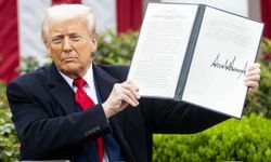 Trump, Biden'ın imzalamadığı tüm kararnameleri iptal etti