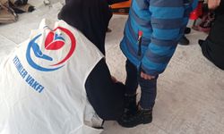 Yetimler Vakfı, Van’da onlarca çocuğa bot ve mont dağıttı