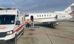 Ağrı'da riskli gebe ile soluk borusu gelişemeyen bebek uçak ambulans sevk edildi