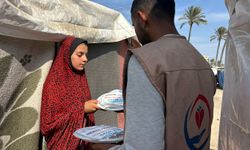 Gazze'de Yetimler Vakfı'nın sıcak yemek dağıtımları devam ediyor