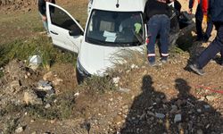 Hafif ticari araç kanala düştü: Sürücü yaralı kurtarıldı