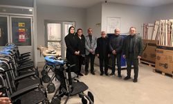 Hasta yakını olarak zorluk yaşadı, hastalar için sandalye bağışladı